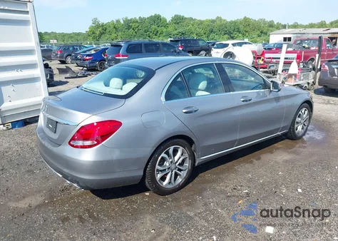 2016 Mercedes-Benz C 300 z USA, uszkodzony, nr VIN 55SWF4JB7GU162041